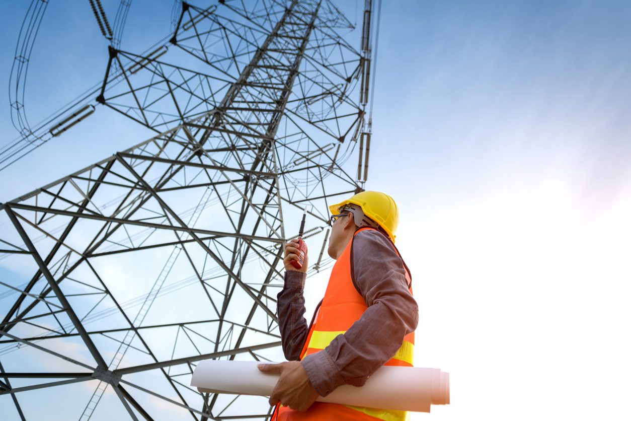 Técnico Hi-Com em manutenção elétrica